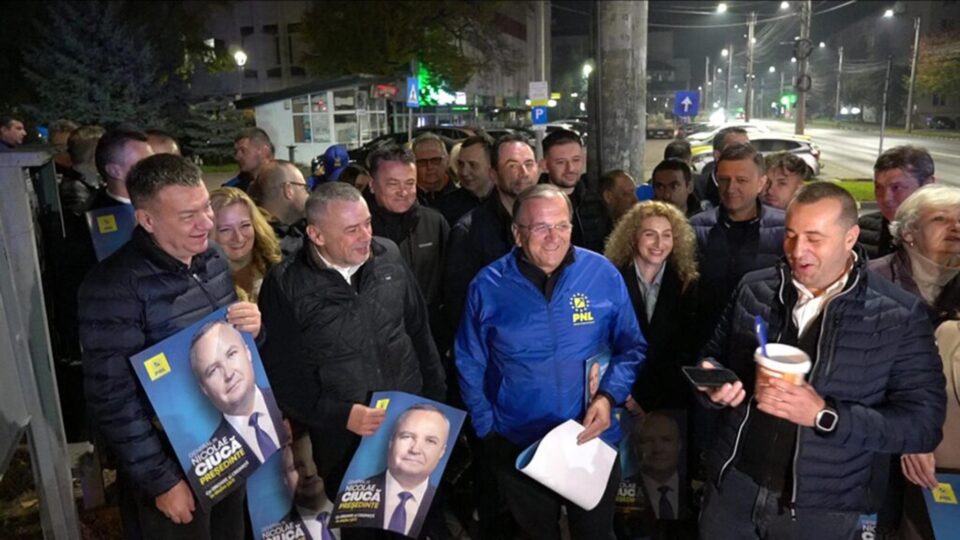 Liderul PNL Suceava, Gheorghe Flutur, a lipit primul afiș pentru candidatul liberal la alegerile prezidențiale, Nicolae Ciucă Liderul PNL Suceava, Gheorghe Flutur, a lipit primul afiș pentru candidatul liberal la alegerile prezidențiale, Nicolae Ciucă