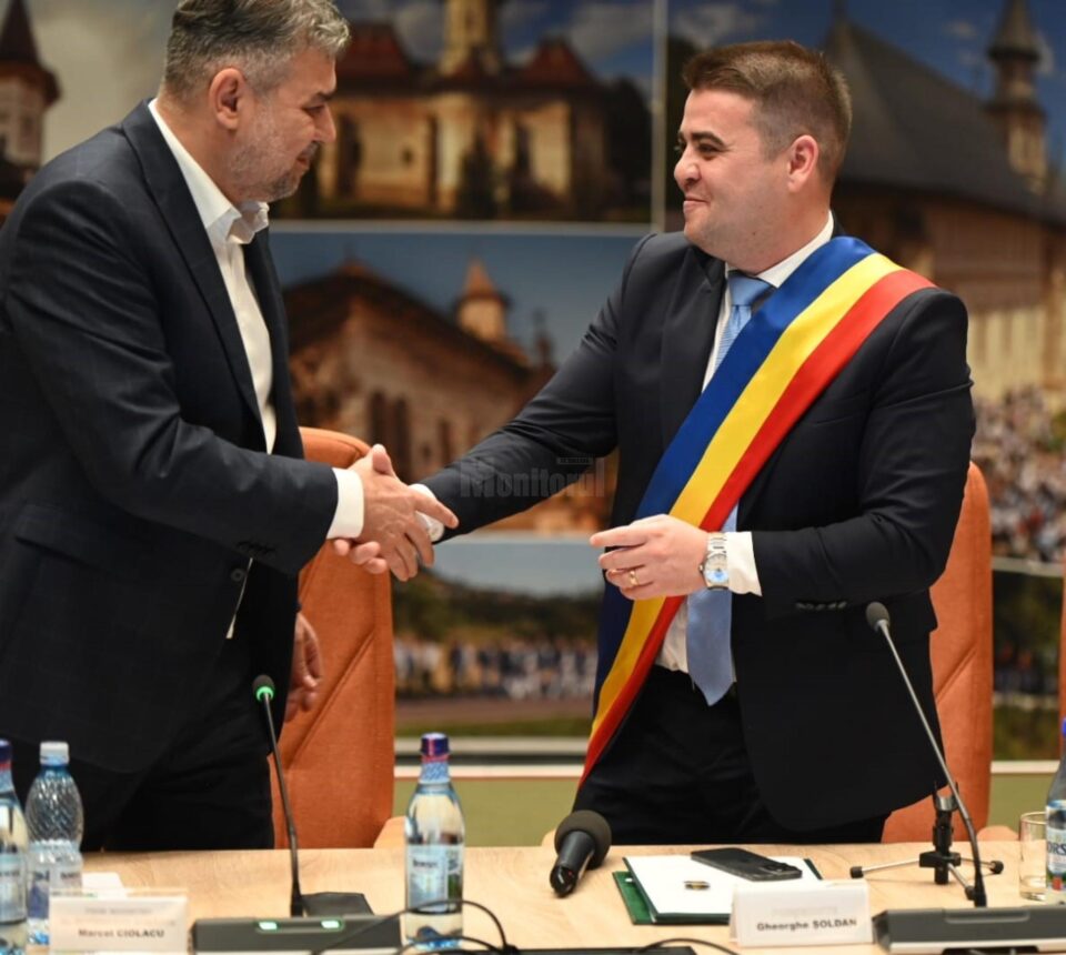 Premierul Marcel Ciolacu și președintele CJ Suceava, Gheorghe Șoldan, la preluarea mandatului Premierul Marcel Ciolacu și președintele CJ Suceava, Gheorghe Șoldan, la preluarea mandatului