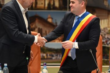 Premierul Marcel Ciolacu și președintele CJ Suceava, Gheorghe Șoldan, la preluarea mandatului
