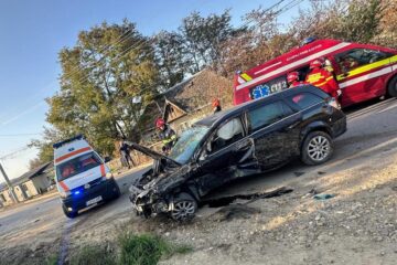 Un tânăr este în stare gravă la spital după ce mașina pe care o conducea a lovit un cap de pod