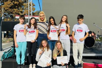 Atleții de la CSM Rarăul împreună cu antrenoarea Erzilia Țîmpău