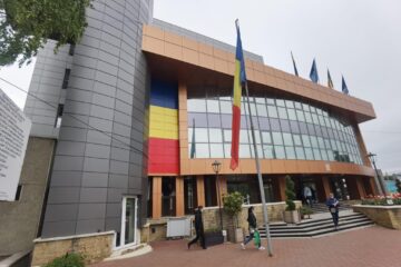 Cei 20 de pensionari din aparatul propriu vor părăsi Primăria Suceava