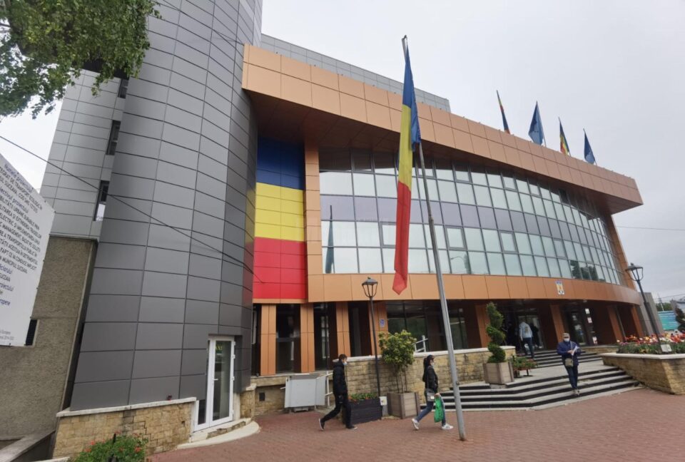 Cei 20 de pensionari din aparatul propriu vor părăsi Primăria Suceava