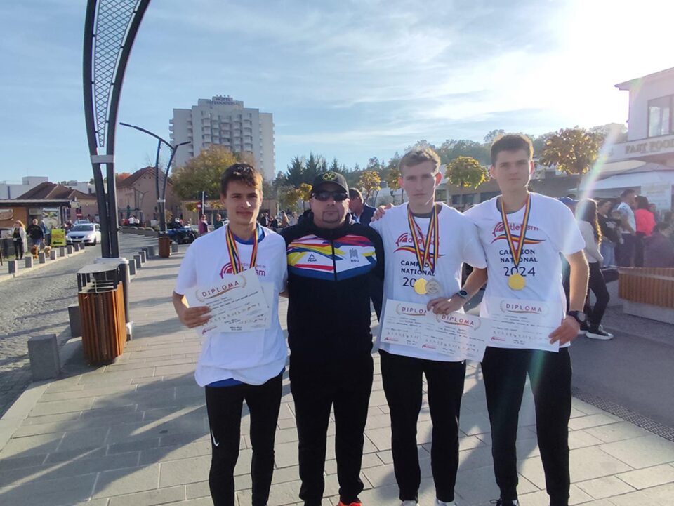 Antrenorul Bogdan Roșcăneanu alături de componenții echipei rădăuțene campioană națională de tineret