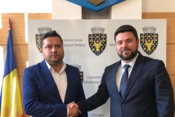Primarul Bogdan Loghin alături de noul viceprimar al municipiului Rădăuți, Adi Jecalo