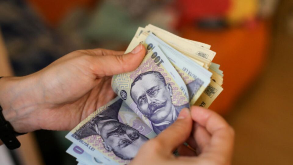 O femeie s-a panicat că bancomatul nu îi eliberează banii, a plecat se ceară explicații, iar banii i-au dispărut O femeie s-a panicat că bancomatul nu îi eliberează banii, a plecat se ceară explicații, iar banii i-au dispărut