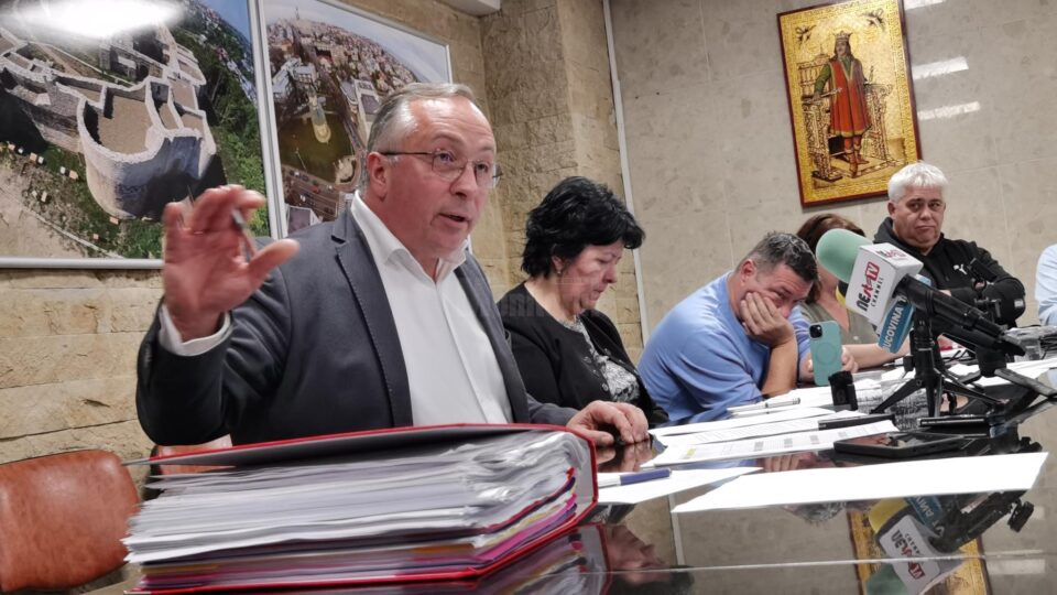 Dan Ioan Cusnir cu dosarul cu rezultatele activitatii de monitorizare a primariei in perioada iunie-octombrie 2024 Dan Ioan Cusnir cu dosarul cu rezultatele activitatii de monitorizare a primariei in perioada iunie-octombrie 2024