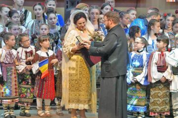 Cu prilejul aniversării a 50 de ani de activitate artistică, doamna Elisabeta Turcu Juverdeanu a primit ordinul „Crucea Bucovinei”