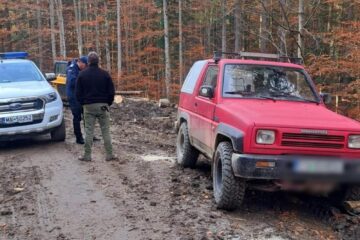 Jandarmii și bărbații suspectați de căutare de trufe