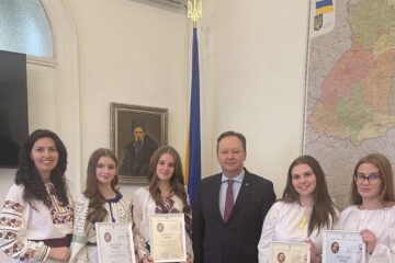 Elevele alături de prof. Mihaela Delia Martineac și ambasadorul Ihor Prokopchuk