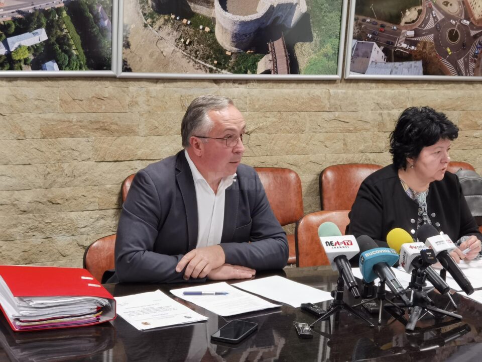 Consilierul local Ioan Dan Cușnir, cu administratorul public al municipiului, Irina Vasilciuc Consilierul local Ioan Dan Cușnir, cu administratorul public al municipiului, Irina Vasilciuc
