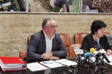 Consilierul local Ioan Dan Cușnir, cu administratorul public al municipiului, Irina Vasilciuc