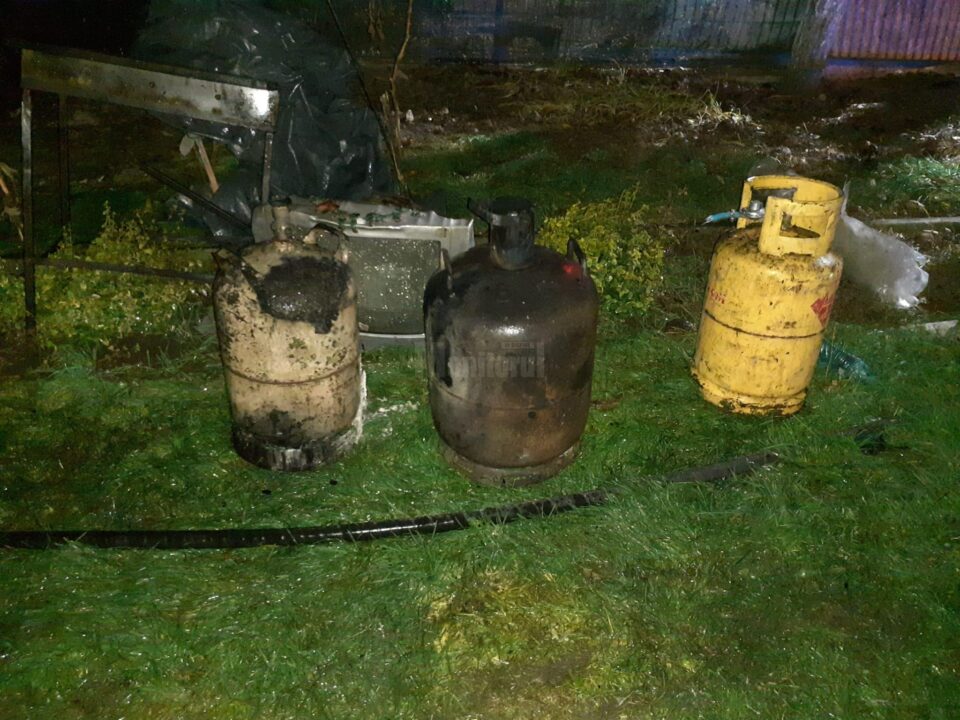 Trei butelii au fost scoase la timp din bucătăria de vară înainte de a exploda
