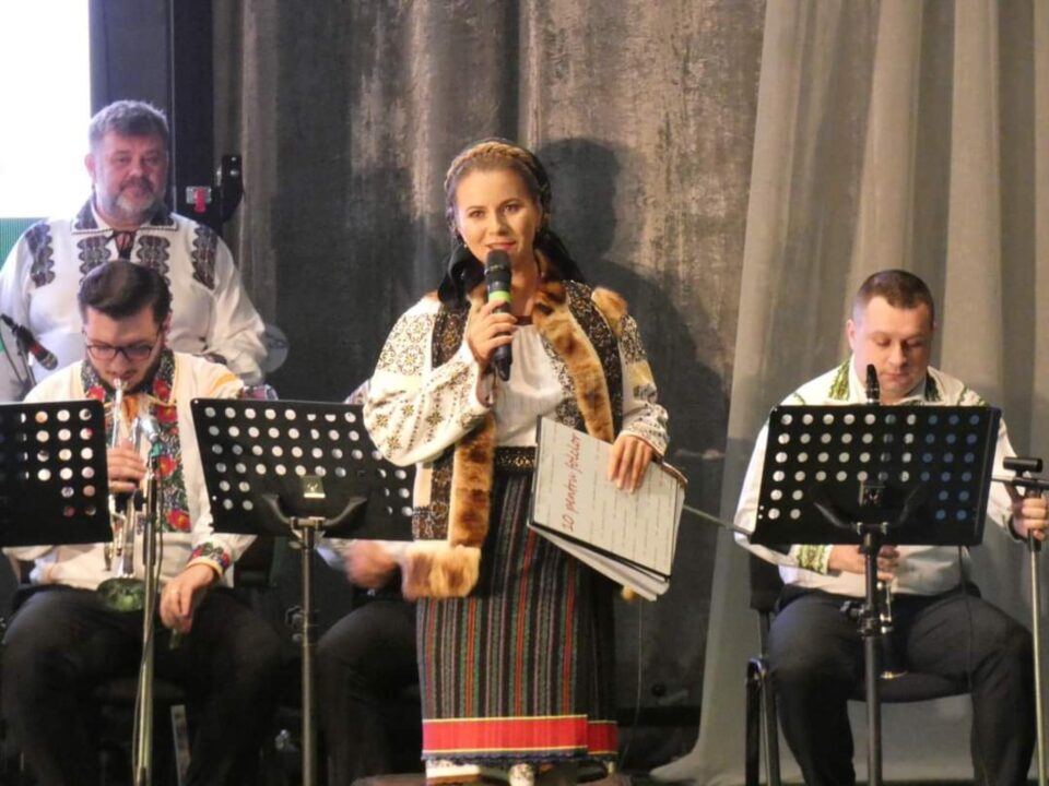 „Cântecele neamului” au fost prezentate de inițiatorul proiectului „10 pentru folclor”, Mihaela Zîna Bârsan.