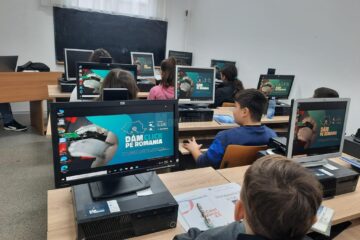 Opt instituții educaționale vor primi calculatoare