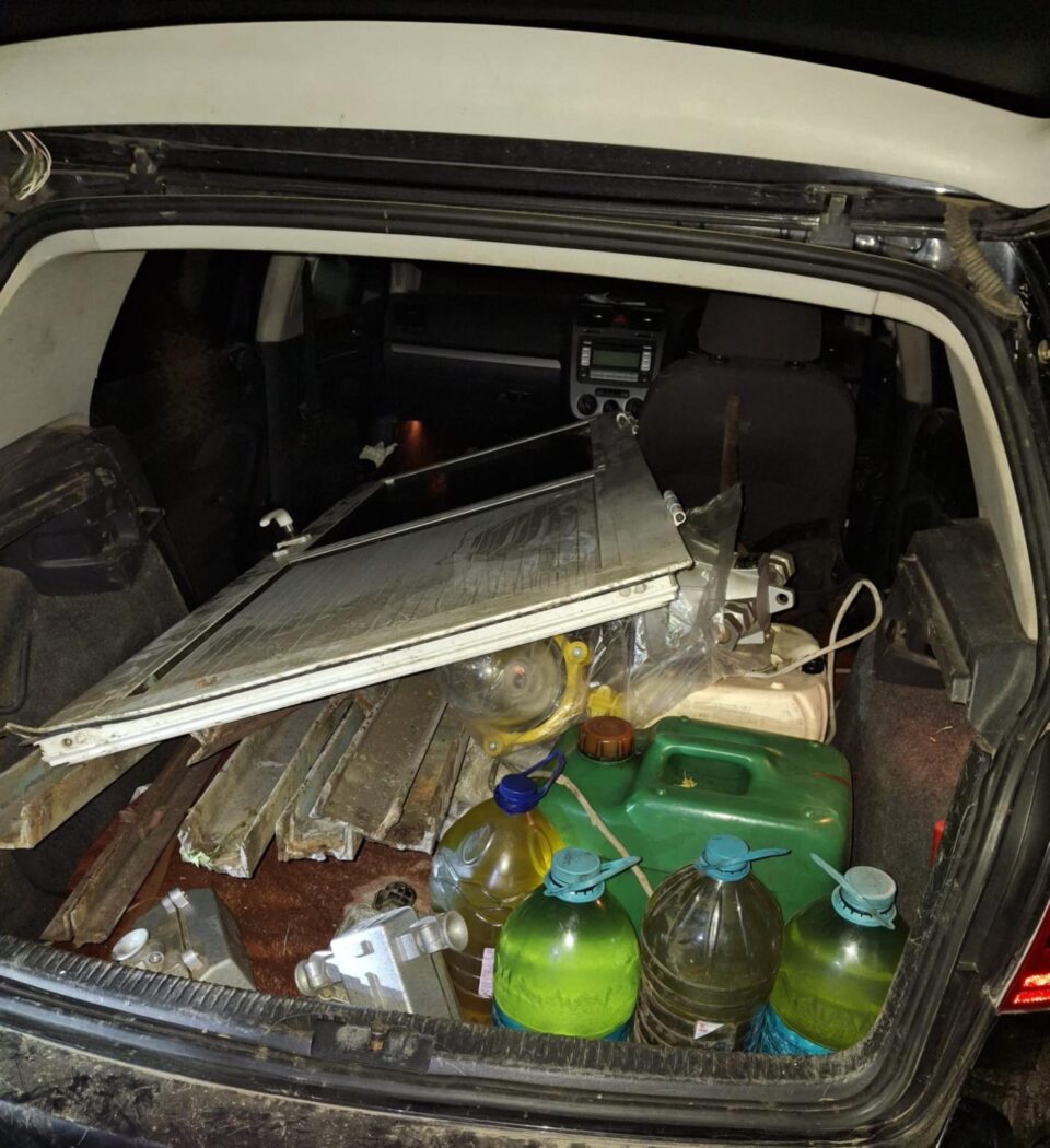 În interiorul mașinii au fost găsite mai multe recipiente cu motorină, o ușă de termopan, mai multe profile metalice și lămpi