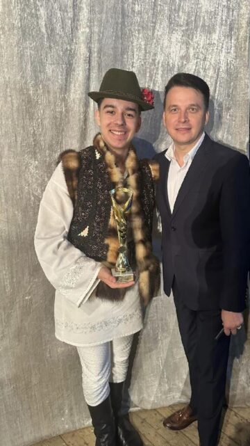 Tânărul interpret de muzică populară sucevean Ionuț Toneț, câștigătorul Trofeului „Cântecele neamului”, și directorul Sorin Filip