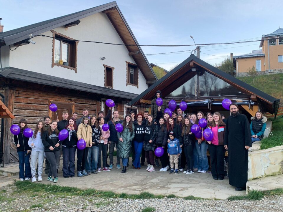 Tinerii voluntari ATOS, în tabără gratuită la Slătioara, la poalele Masivului Rarău Tinerii voluntari ATOS, în tabără gratuită la Slătioara, la poalele Masivului Rarău