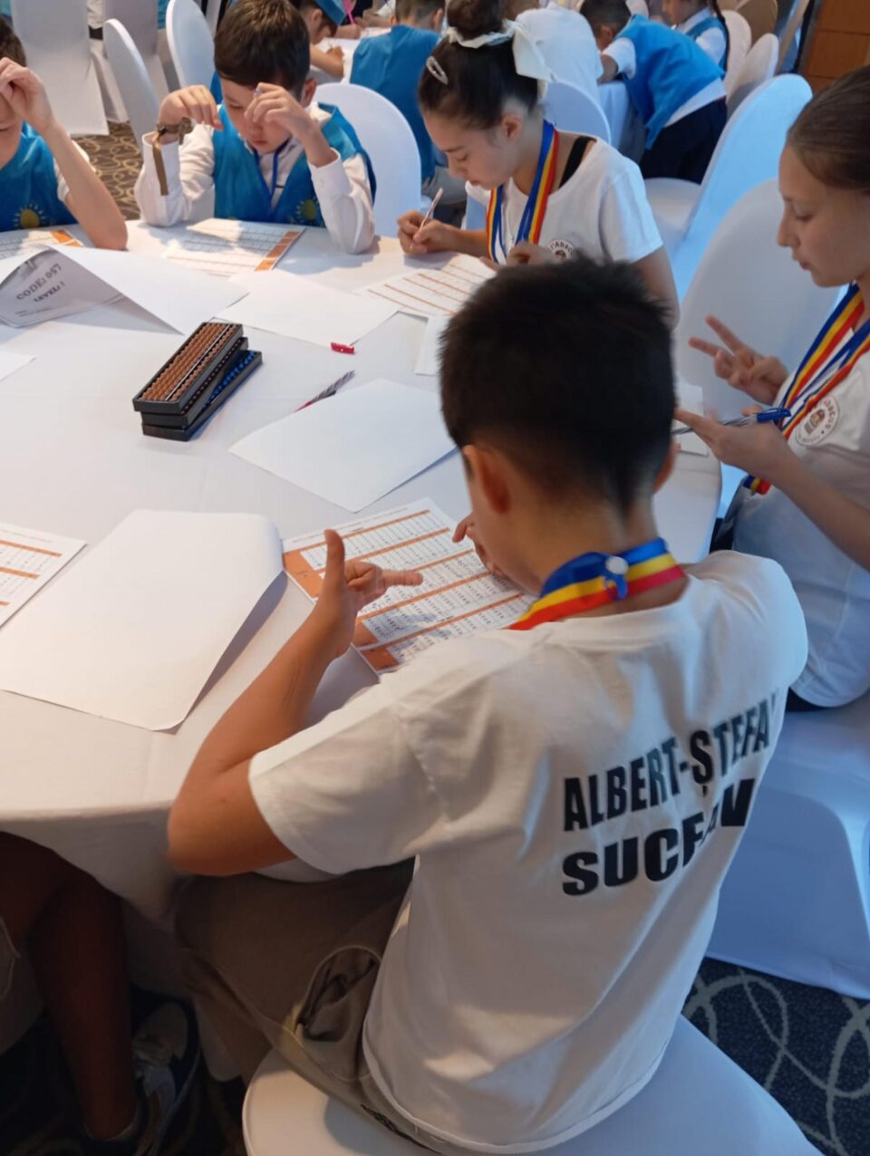 Elevi suceveni, campioni la aritmetică mentală japoneză, la Doha, Quatar