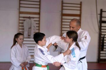 Antrenorul Ovidiu Petre îi inițiază pe copii în tainele judo-ului