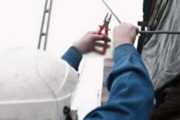 Reprezentanții Delgaz Grid sesizează periodic Poliția cu privire la locuințe care sunt conectate ilegal la rețeaua electrică. Foto www.jurnalulolteniei.ro