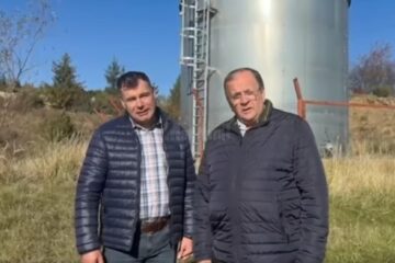 Gheorghe Flutur alături de primarul PNL din Sucevița, Liviu Bodnărescu