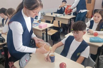 ”Ziua mărului”, un parteneriat care prinde rădăcini între școala și primăria din Dumbrăveni