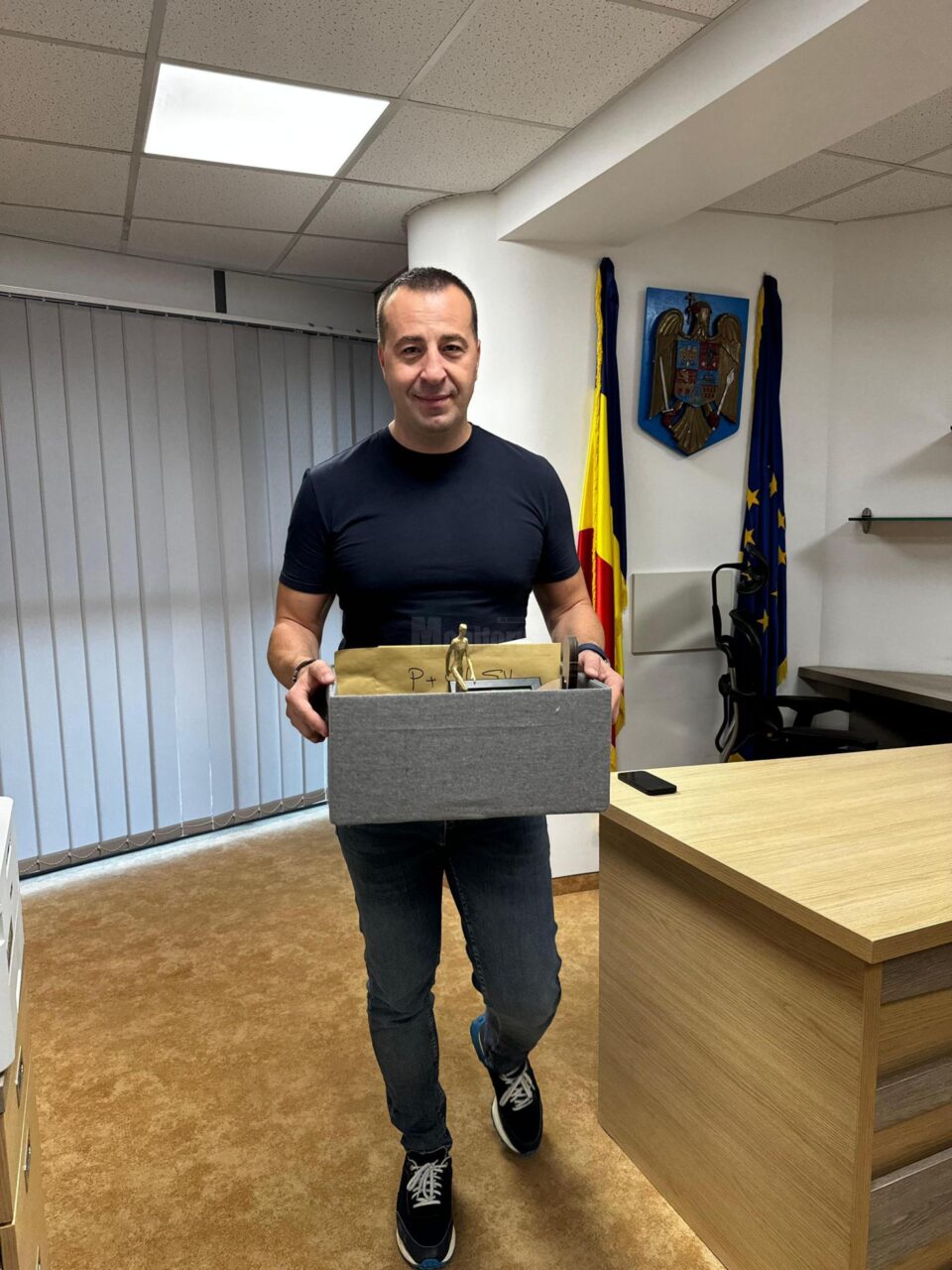 Lucian Harșovschi plecând din biroul de viceprimar al Sucevei în care a lucrat mai bine de 12 ani