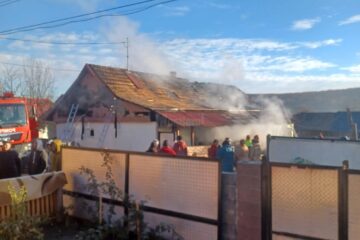 Casă distrusă în urma unui incendiu plecat de la o butelie