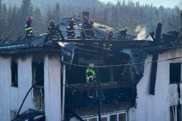 Intervenție cu șase autospeciale cu apă la un puternic incendiu izbucnit la o casă