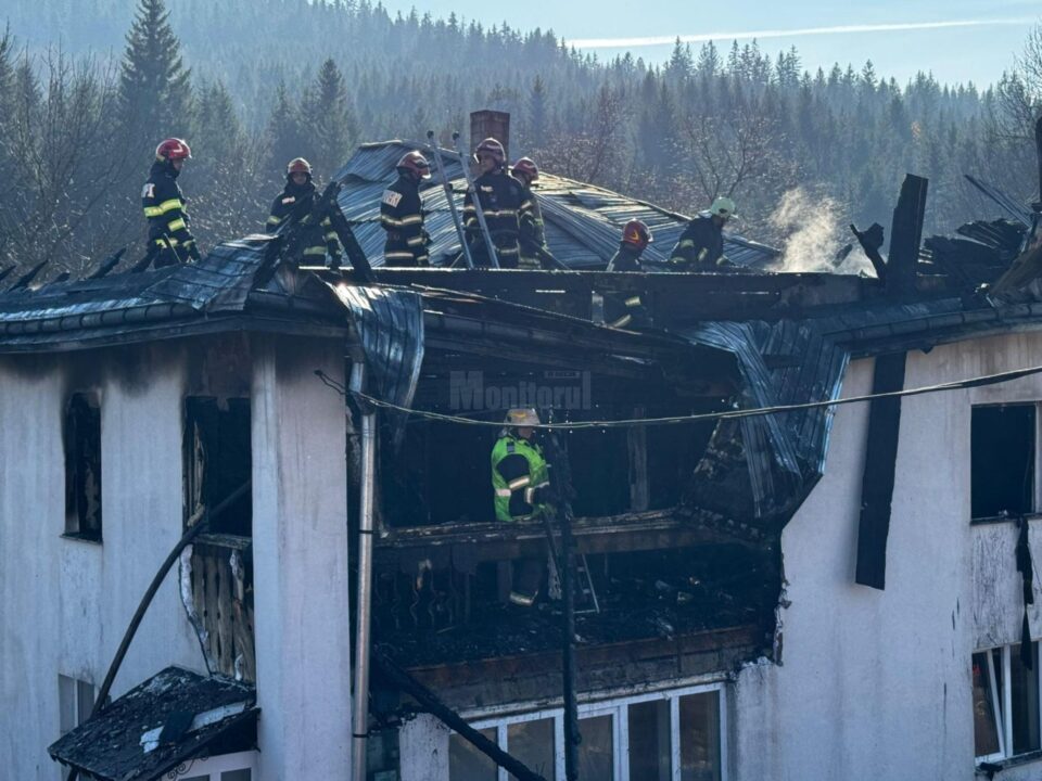 Intervenție cu șase autospeciale cu apă la un puternic incendiu izbucnit la o casă