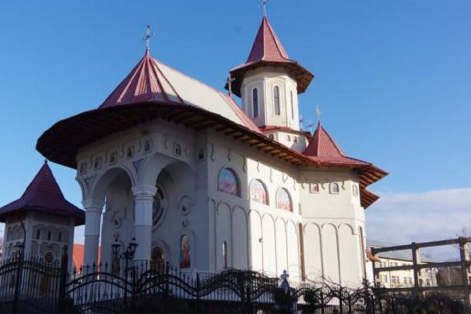 Preotul Viorel Sidoriuc, de la Biserica „Sfânta Treime” Suceava, s-a alăturat Mitropoliei Muntenegru din România Preotul Viorel Sidoriuc, de la Biserica „Sfânta Treime” Suceava, s-a alăturat Mitropoliei Muntenegru din România