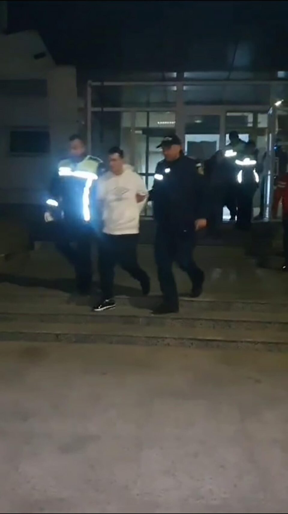 Autorii, la ieșirea din sediul Poliției municipiului Suceava
