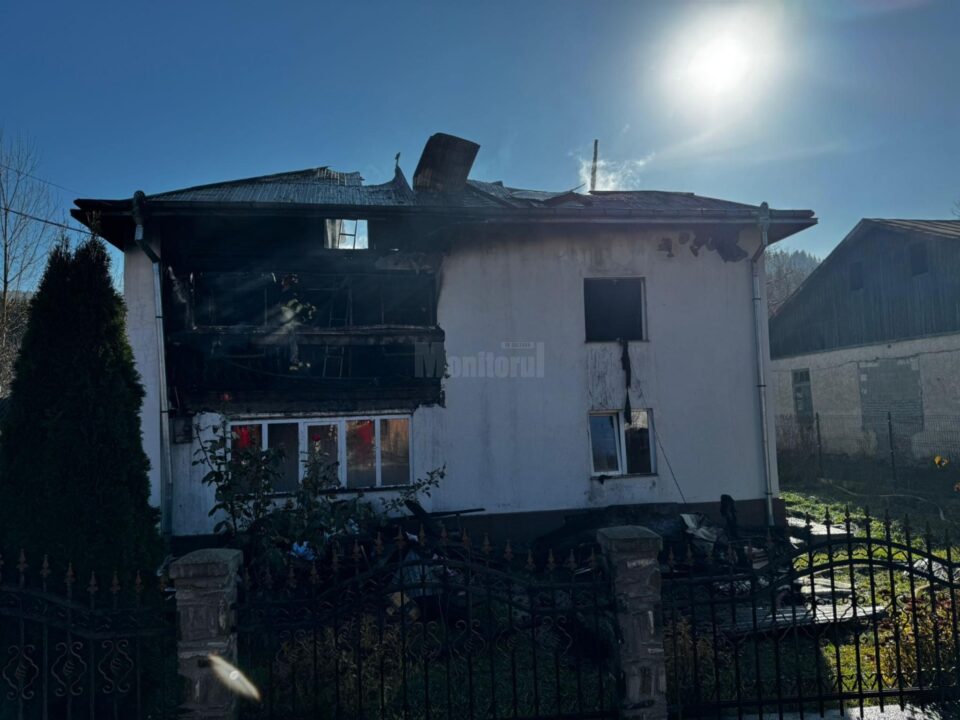 Intervenție cu șase autospeciale cu apă la un puternic incendiu izbucnit la o casă