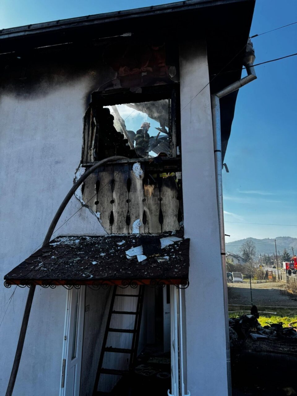 Intervenție cu șase autospeciale cu apă la un puternic incendiu izbucnit la o casă