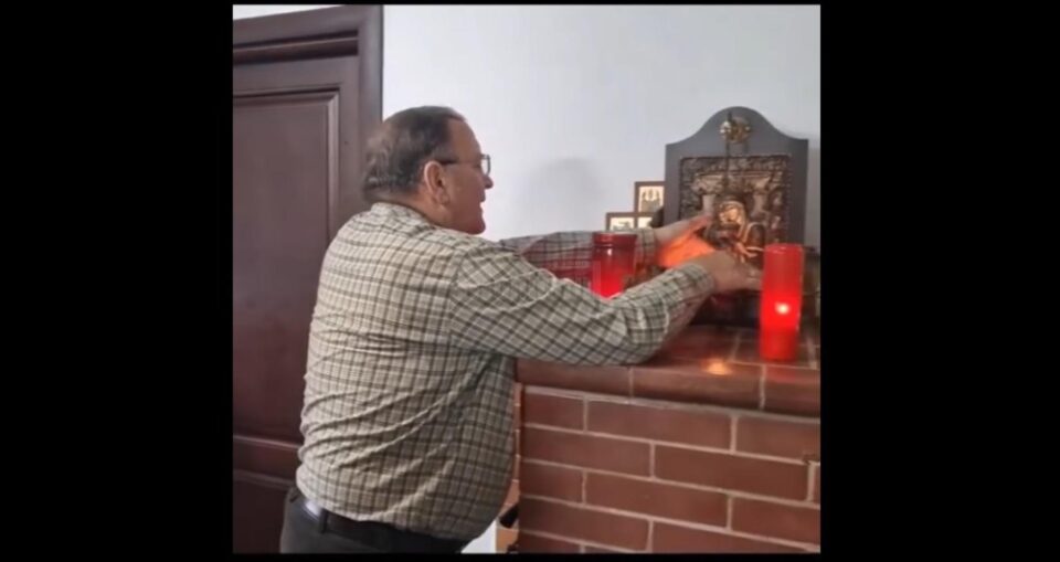 Gheorghe Flutur își prezintă locul de rugăciune din casă