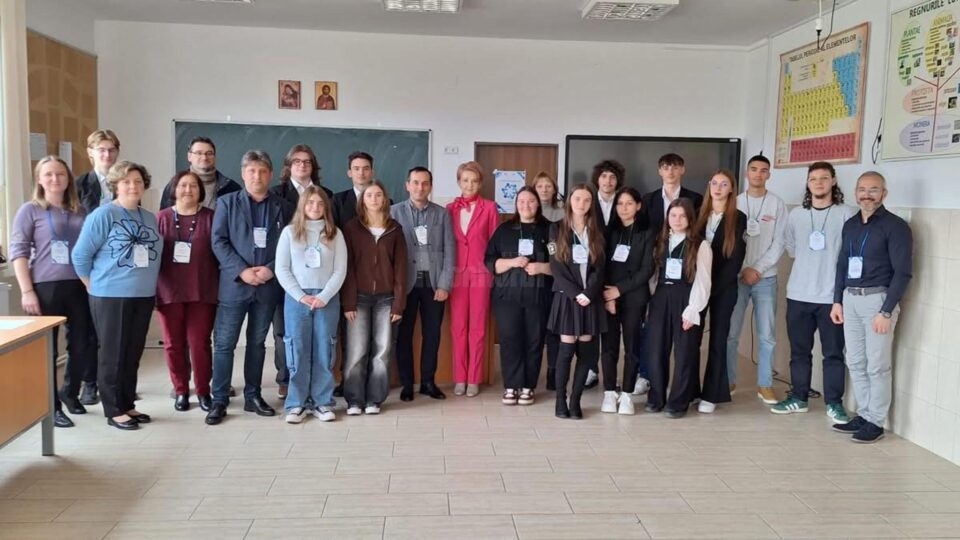 Elevii de la Colegiul „Hurmuzachi” Rădăuți și-au adjudecat toate premiile unui concurs de investigație sociologică