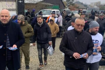 Deputatul USR Emanuel Ungureanu și primarul din Milișăuți, Vasile Cărare, au discutat cu cetățenii din târgul de la Rădăuți