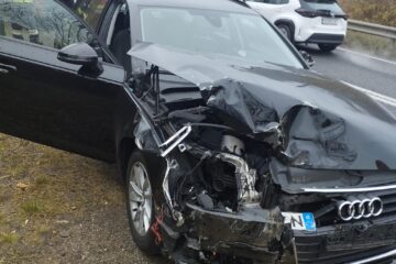 A adormit la volan și a intrat într-un tractor pe care l-a aruncat de pe carosabil