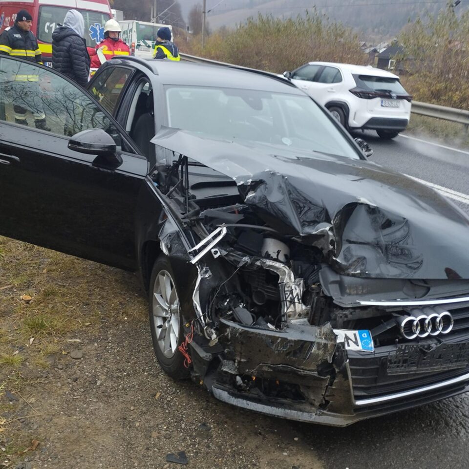 A adormit la volan și a intrat într-un tractor pe care l-a aruncat de pe carosabil