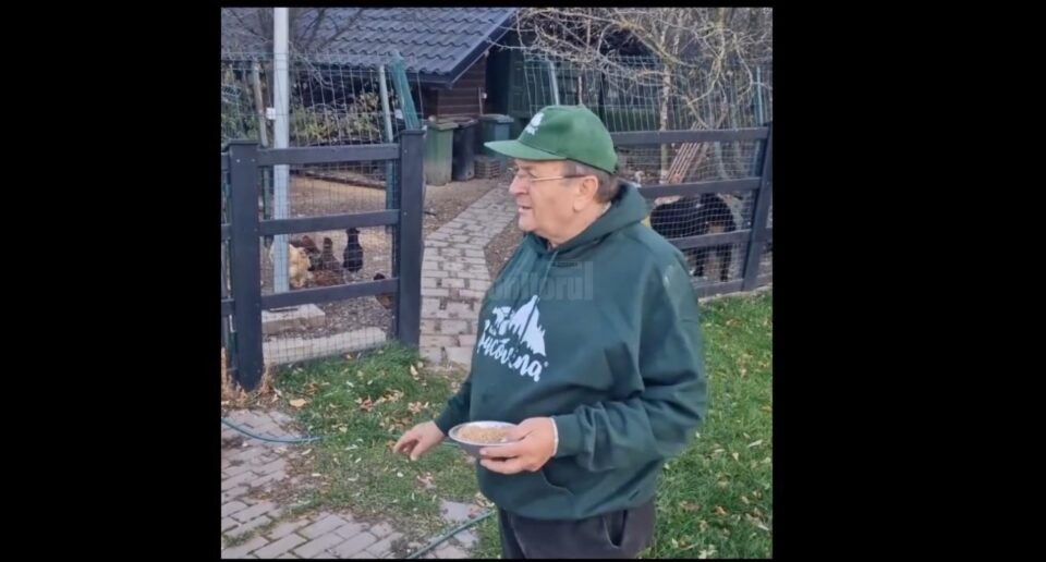 Gheorghe Flutur și-a prezentat locul din gospodărie în care crește găinile de la care mănâncă ouă verzi fără colesterol