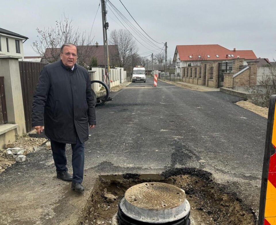 Gheorghe Flutur a verificat lucrările la rețelele de apă și canalizare și la cele de asfaltare din orașul Vicovu de Sus Gheorghe Flutur a verificat lucrările la rețelele de apă și canalizare și la cele de asfaltare din orașul Vicovu de Sus