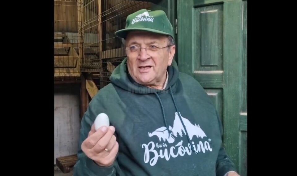 Gheorghe Flutur și-a prezentat locul din gospodărie în care crește găinile de la care mănâncă ouă verzi fără colesterol
