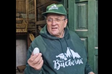 Gheorghe Flutur și-a prezentat locul din gospodărie în care crește găinile de la care mănâncă ouă verzi fără colesterol
