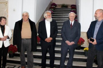 Expoziția „Confesiuni vizuale” a artistului Radu Bercea, o sărbătoare a simbolurilor populare românești