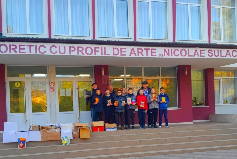 Peste 1.000 de cărți au ajuns la elevii unui liceu din Chișinău, trimise de copiii și cadrele didactice de la Școala „Bogdan Vodă” Rădăuți Peste 1.000 de cărți au ajuns la elevii unui liceu din Chișinău, trimise de copiii și cadrele didactice de la Școala „Bogdan Vodă” Rădăuți