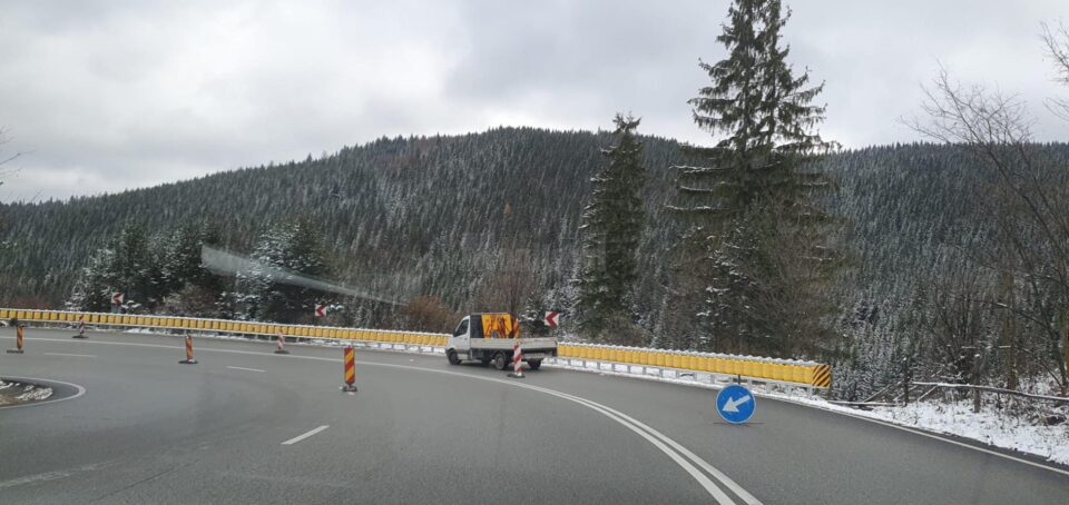 Parapete de protecție pe rulouri, pentru evitarea intrării pe contrasens, pe Mestecăniș