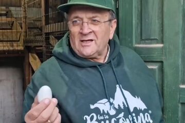 Gheorghe Flutur și-a prezentat locul din gospodărie în care crește găinile de la care mănâncă ouă verzi fără colesterol