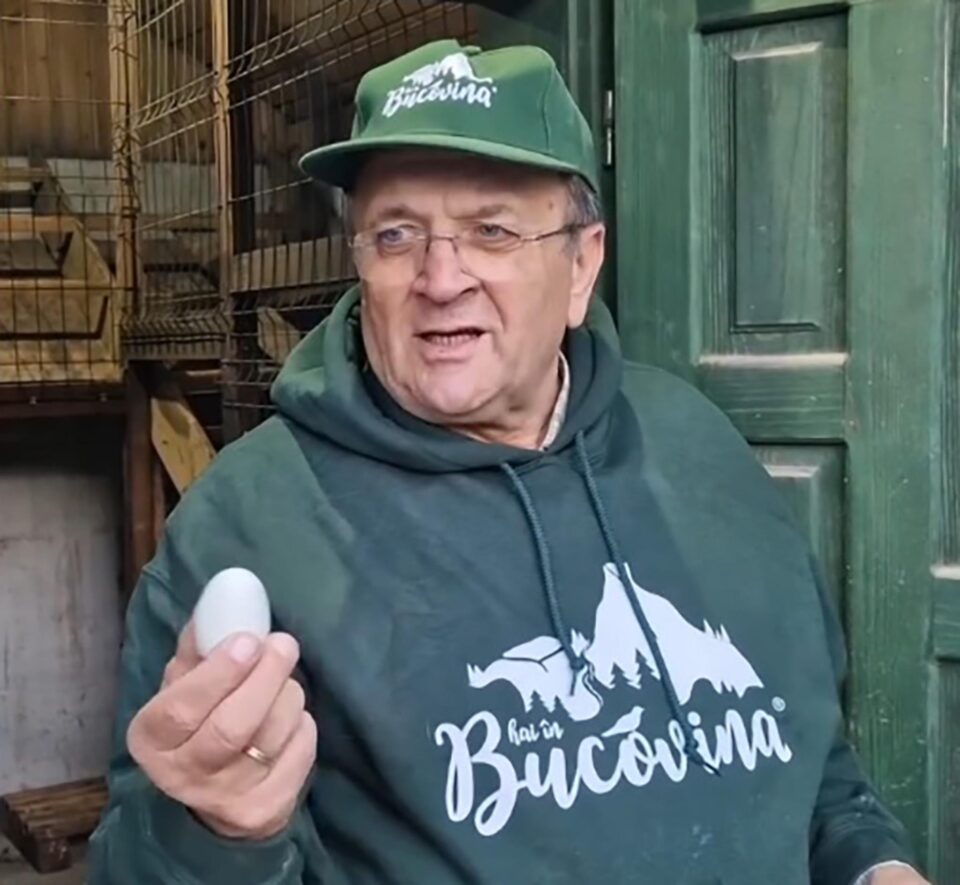 Gheorghe Flutur și-a prezentat locul din gospodărie în care crește găinile de la care mănâncă ouă verzi fără colesterol Gheorghe Flutur și-a prezentat locul din gospodărie în care crește găinile de la care mănâncă ouă verzi fără colesterol