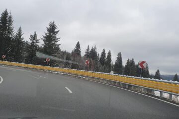Parapete de protecție pe rulouri, pentru evitarea intrării pe contrasens, pe Mestecăniș